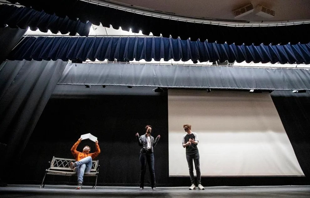Rhynne Lys as Thomas, Tori Beck as Charlie (Charles Manson), and Brenton Lucas as Richard in "The Fancy Hat Family" produced by Gillette Drama Guld"