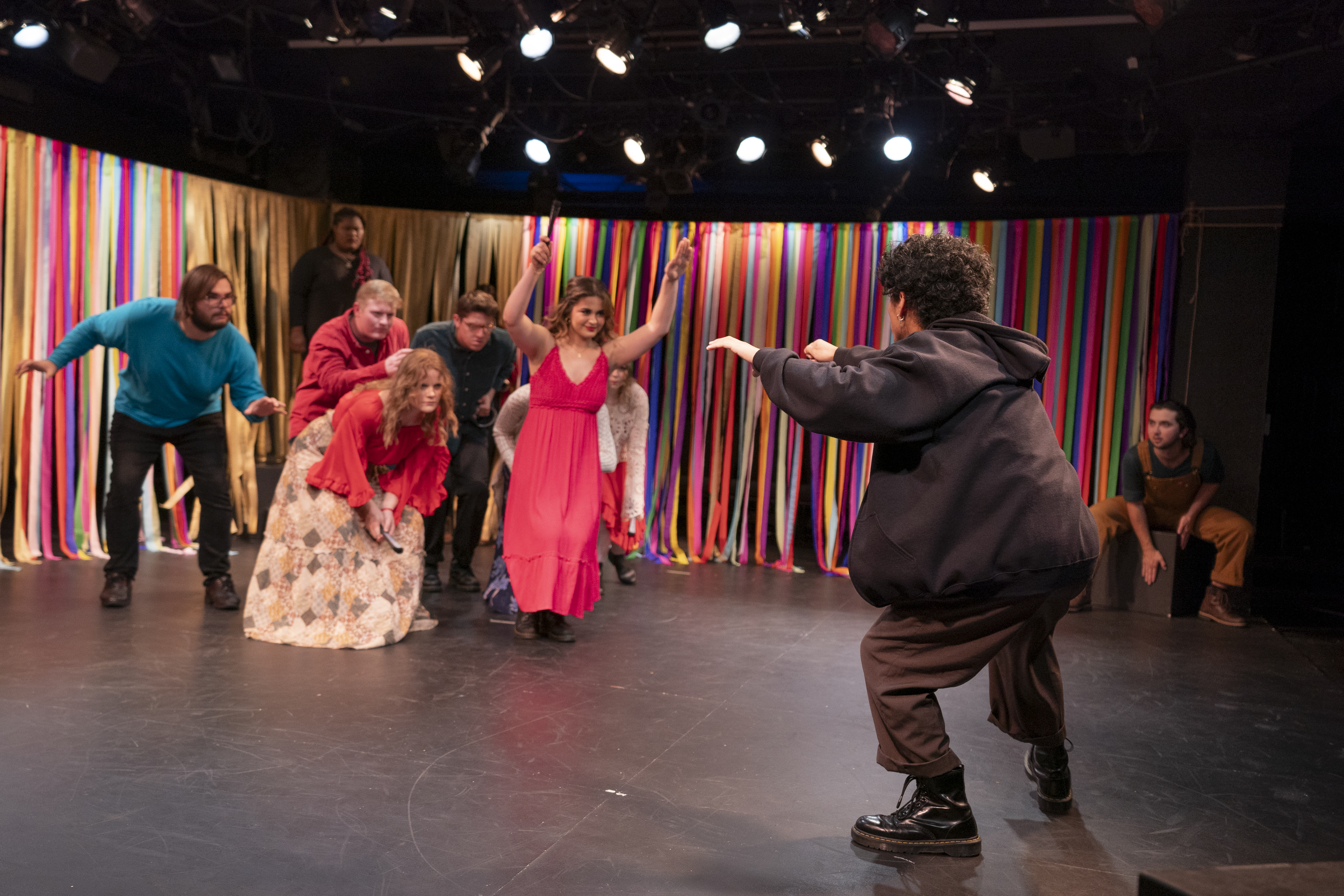 Teseo played by Jhon Govaere fights a bull formed by the rest of the cast of "Love is the Greater Labyrinth"